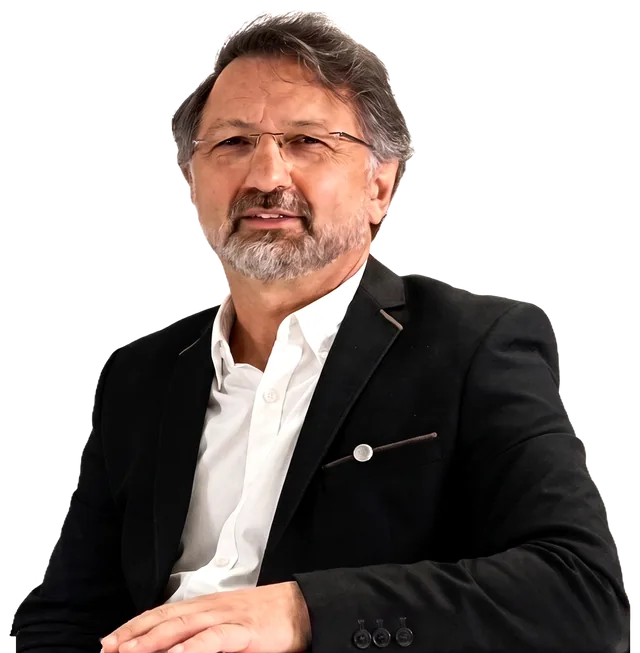 Mustafa Cimşit mit verschränkten Armen